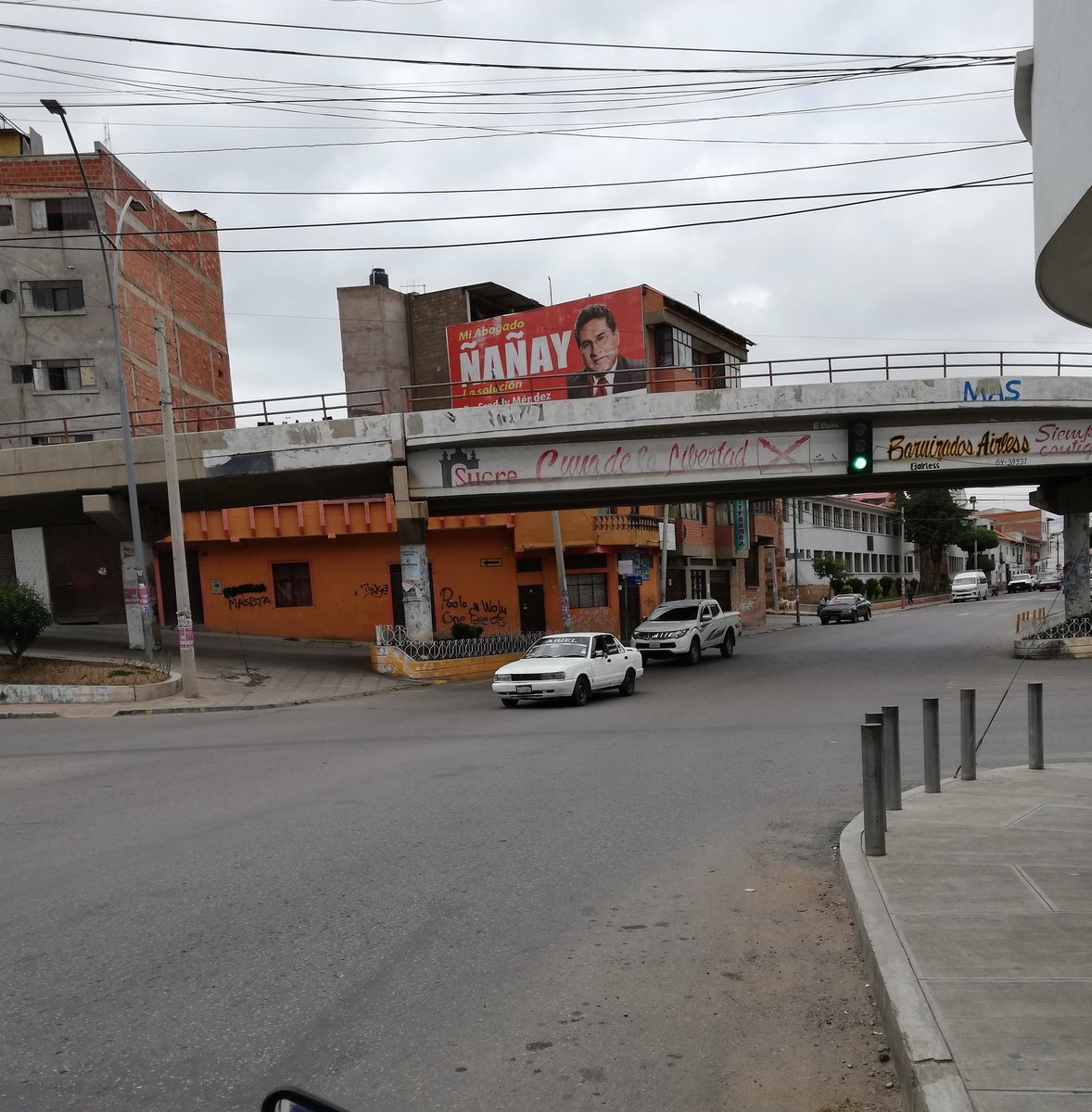 CallejasElmar's tweet photo. El bloqueo de las 1000 esquinas se convirtió en el bloqueo de las 10 esquina, Chuquisaca no acato el paro, un 90% de la población trabaja con normalidad. https://t.co/r6hsnAkeYj