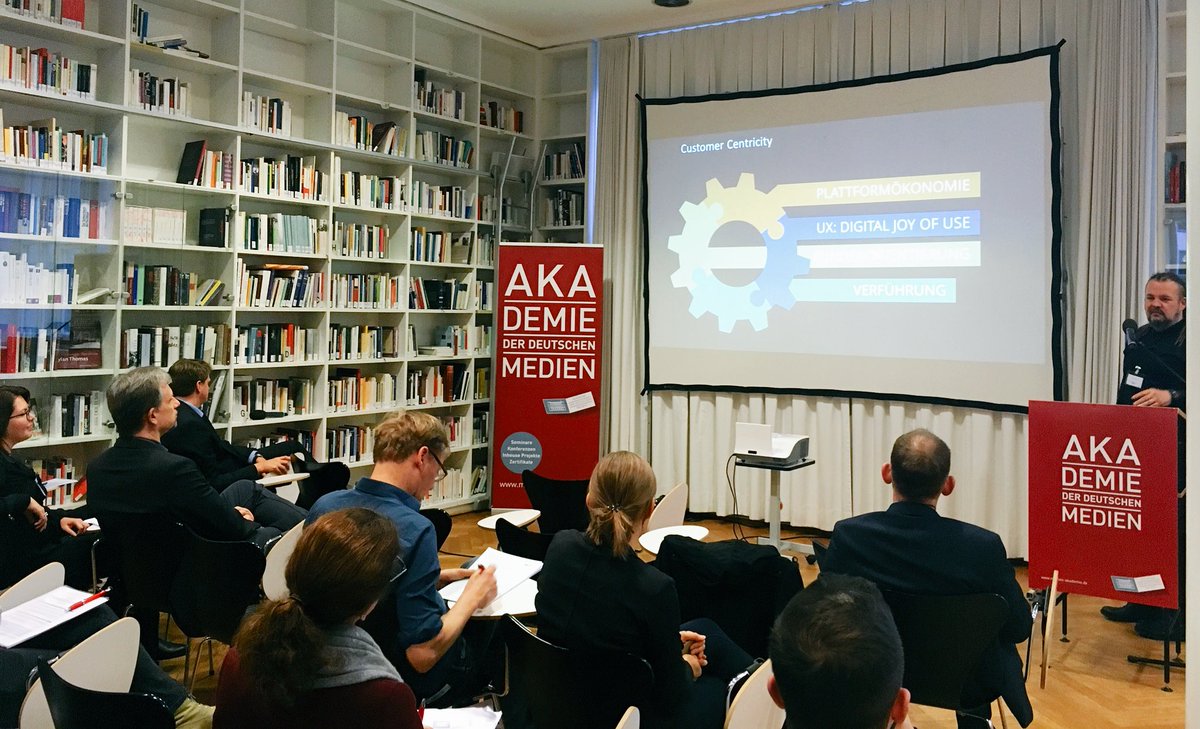 FindTina's tweet photo. Tolle Insights von @BarnikelNorbert zu #CustomerCentricity u wie Käufer langfristig zu Kunden u Fans werden #EBookKonf https://t.co/DB7Bs9XHAY
