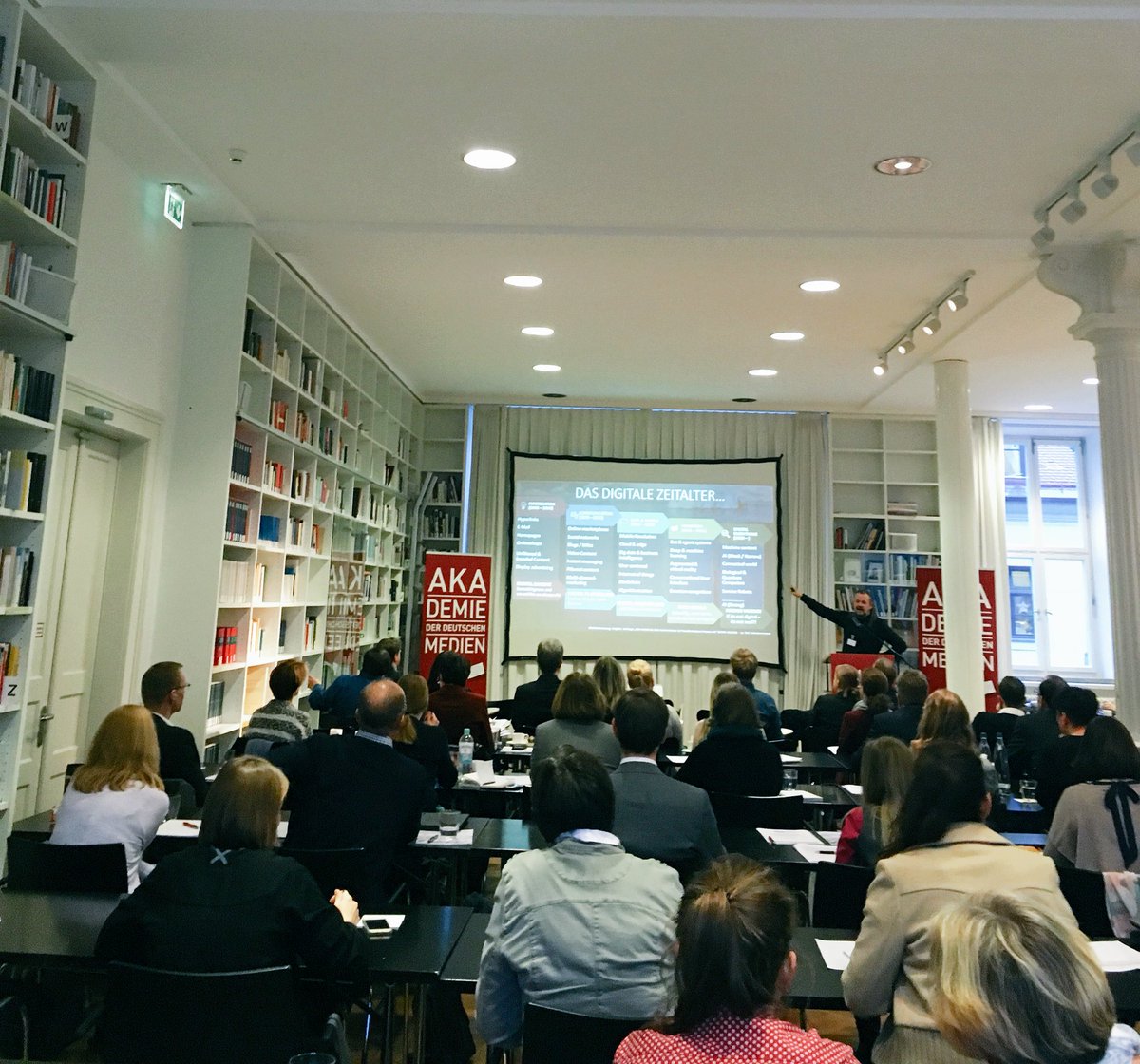 FindTina's tweet photo. Tolle Insights von @BarnikelNorbert zu #CustomerCentricity u wie Käufer langfristig zu Kunden u Fans werden #EBookKonf https://t.co/DB7Bs9XHAY