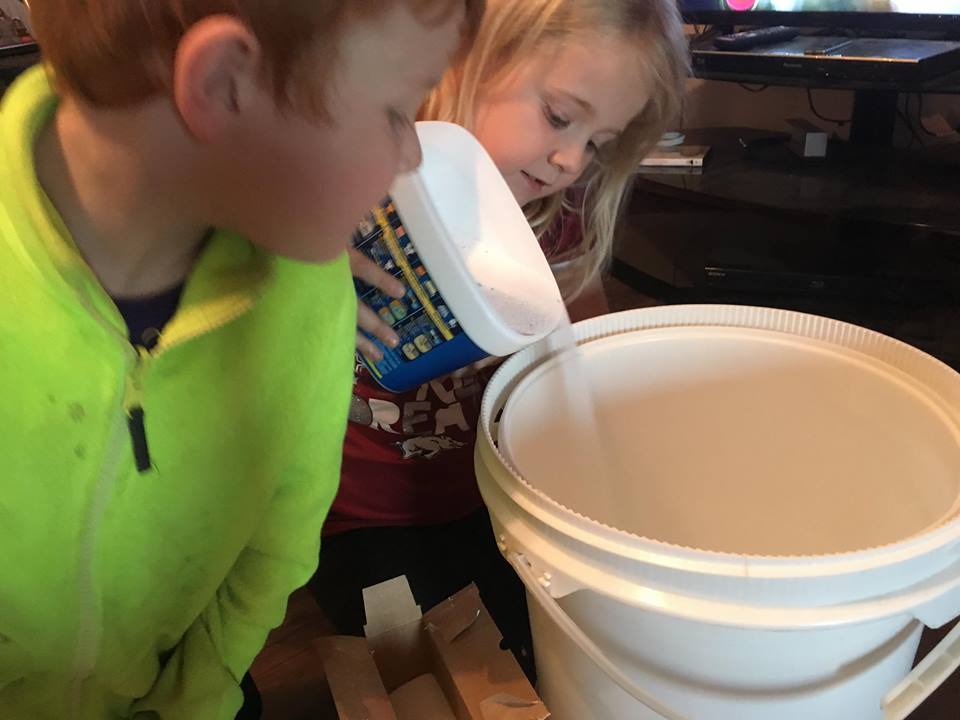 Chasin2ndchance's tweet photo. The kids helped make our own Laundry Soap! You can do it too for about $30 a batch! Check it out. #DIY #MomMode #BlendedFamily #LotsOfKids
https://t.co/bCEQFaJvWu https://t.co/fYt2ZJtKlh