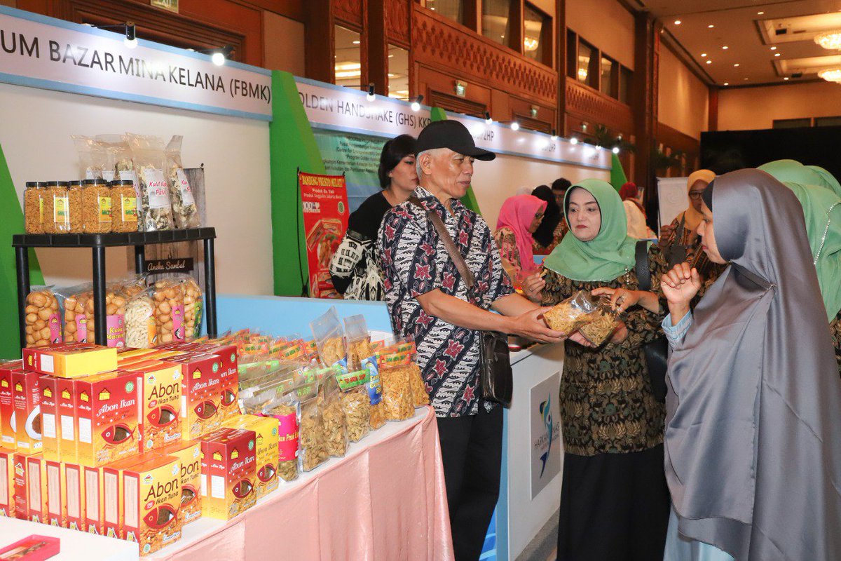 Bertempat di Cenderawasih Room, Indonesia Seafood Expo berlangsung selama 3 hari, 6-8 Des 2018 pukul 08.00-19.00. Ada apa aja? Pastinya aneka produk perikanan dari Sabang sampe Merauke ada di sini. Besok dan lusa masih ada. Merapat ya, jangan sampai kehabisan!😊