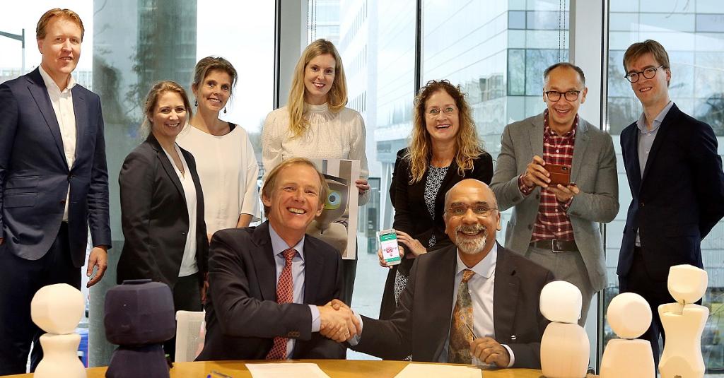 DeloitteNL's tweet image. Deloitte Nederland en VU Amsterdam hebben vandaag een Letter of Intent getekend, waarmee de verdere samenwerking voor het Alice-project (#zorgrobot) onderstreept is. Samen gaan we aan de slag met de ontwikkeling van Alice 2.0. Lees meer over Alice hier: deloi.tt/2AWhAgO