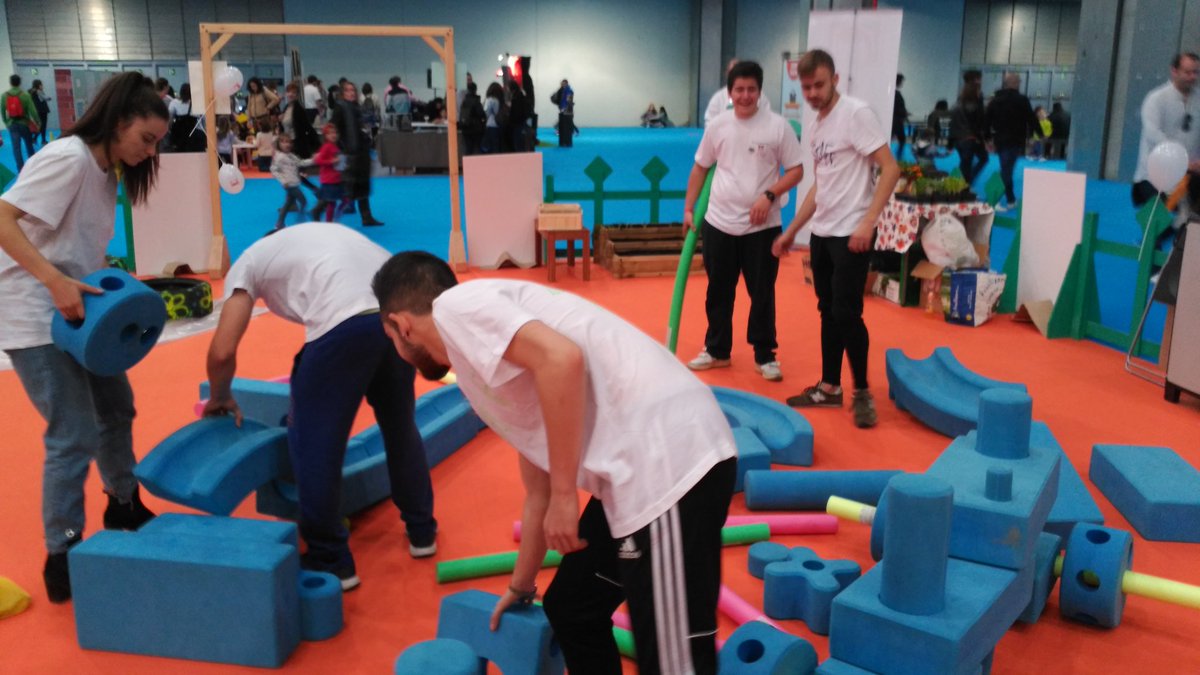 FAPA_Giner_Rios's tweet photo. Construyendo en el stand de la @FAPA_Giner_Rios,aprendiendo con @JusticiaAliment y realizando talleres con nuestras AMPAS  @villaverde_fapa  @ssreyesfapa #FAPAFUENLABRADA @FAPA_LEGANES @Dfapatrescantos @FAPA_valdemoro @Delegacionfapaa 
GRACIAS POR PARTICIPAR en @JuvenaliaIFEMA https://t.co/CP1IGDMEEl