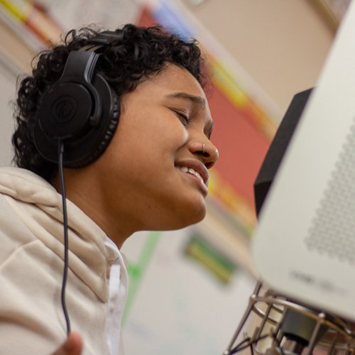 BeyondLimitsMG's tweet image. We absolutely love what we do. Everyday we get an opportunity to work with students and help them to tell their stories. Show these amazing individuals some love on this post right now. #StudioRecordingProgram #CPSTeens #Teamwork #BeyondLimitsMediaGroup #PushBeyondYourLimits