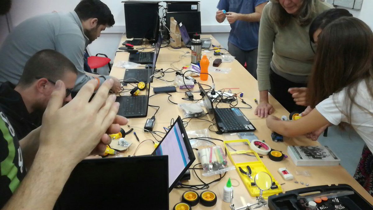 cambacoop's tweet photo. Hoy estamos a full desde el #HacklabUNQ haciendo autitos locos con tecnologías libres y mucha creatividad!! #arduino #electronicos @EscuelaLibreUNQ https://t.co/RckpCaA5rL