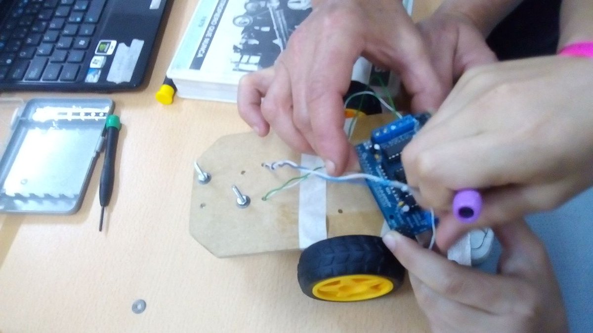 cambacoop's tweet photo. Hoy estamos a full desde el #HacklabUNQ haciendo autitos locos con tecnologías libres y mucha creatividad!! #arduino #electronicos @EscuelaLibreUNQ https://t.co/RckpCaA5rL