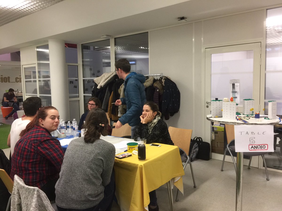 Polytech_Angers's tweet photo. Bientôt l’heure des pitchs et de découverte des maquettes #CreativeDay @ScalianGroup @Angers_ALDEV chacun a sa façon de les préparer 😉 https://t.co/MVMqWe1aOc