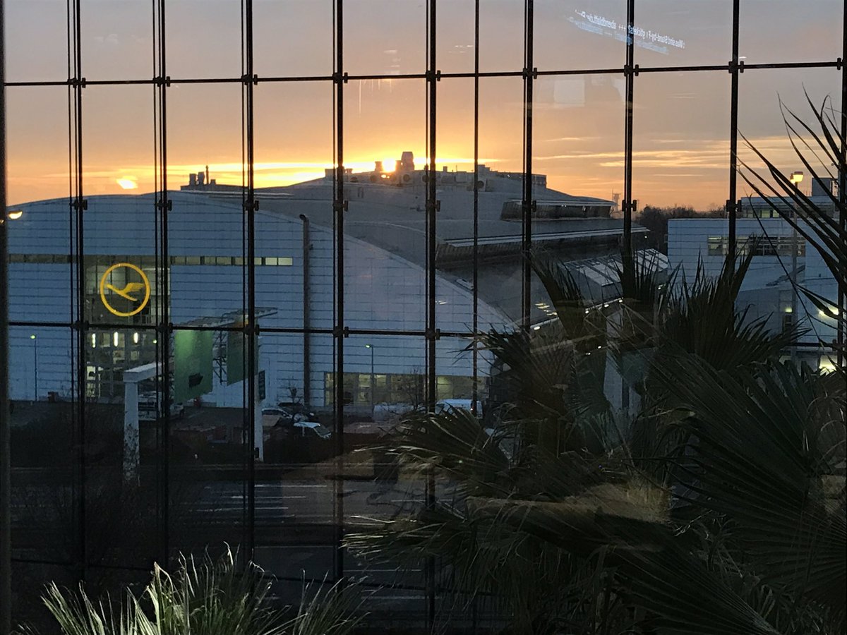 Ach, wie romantisch! Vor Weihnachten ist das doch wohl auch erlaubt! Heute Abend aus dem #Lufthansa Aviation Center am <a href="/Airport_FRA/">Frankfurt Airport</a> fotografiert.