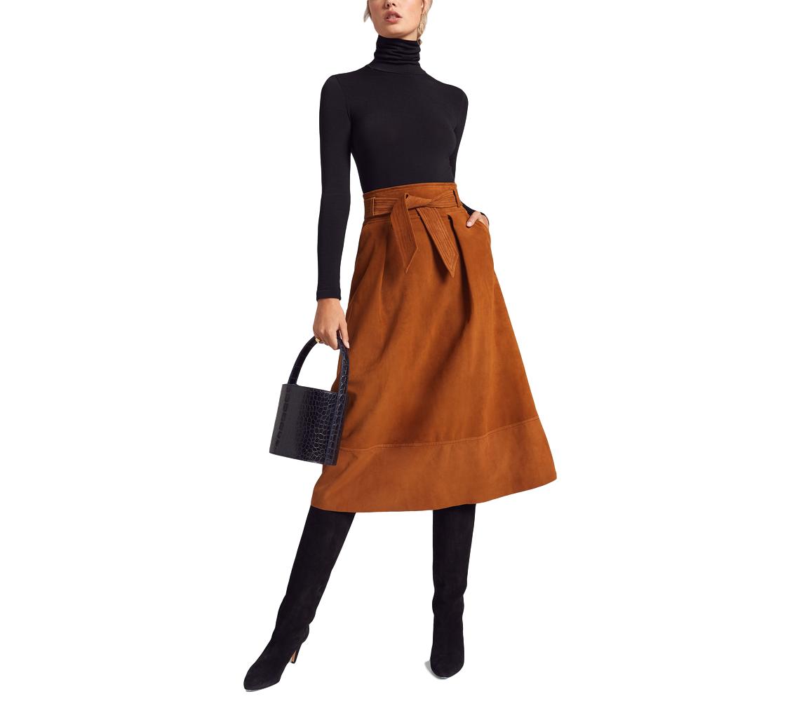 A sumptuous suede skirt paired with classic black is an instant hit. #MartinGrant
.
#suede #fashion #fashionstylist #tracyclifford #chicago