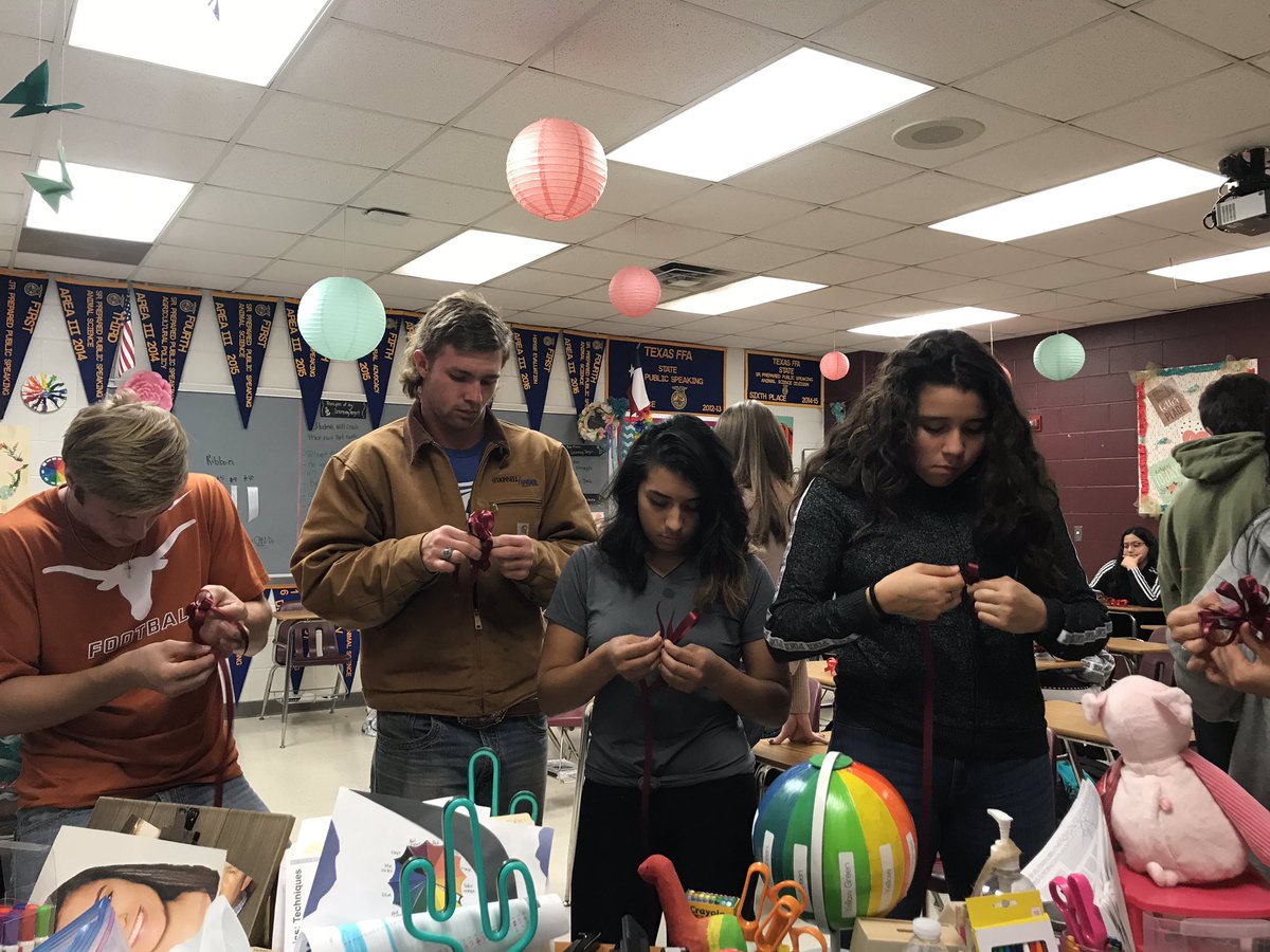 BrandiTLawrence's tweet photo. Loopy Bow test in Floral! A hard skill, they are doing great!!! @MagnoliaHighTX #learningbydoing #allin https://t.co/JQnWUcRtq7