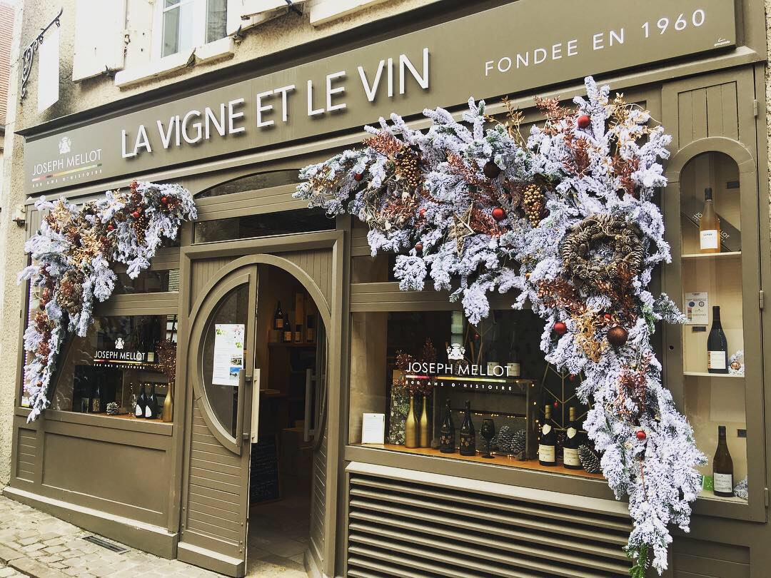Voici les nouvelles vitrines de Noël de la Boutique La Vigne et le Vin .
🎅🎅🎅
#JosephMellot #wine #winelover #winetasting #Sancerre #wineshop #beautifuldestinations #Berryprovince #vinsducentreloire #France #christmasdecor #christmas #christmasdecorations #noel