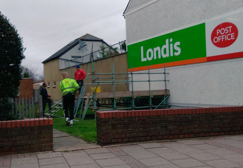 Scaffolding stage being assembled for the <a href="/LoveMorden/">Love Morden</a> #LightUpMorden event tomorrow 4-6:30pm
#morethanyouimagine