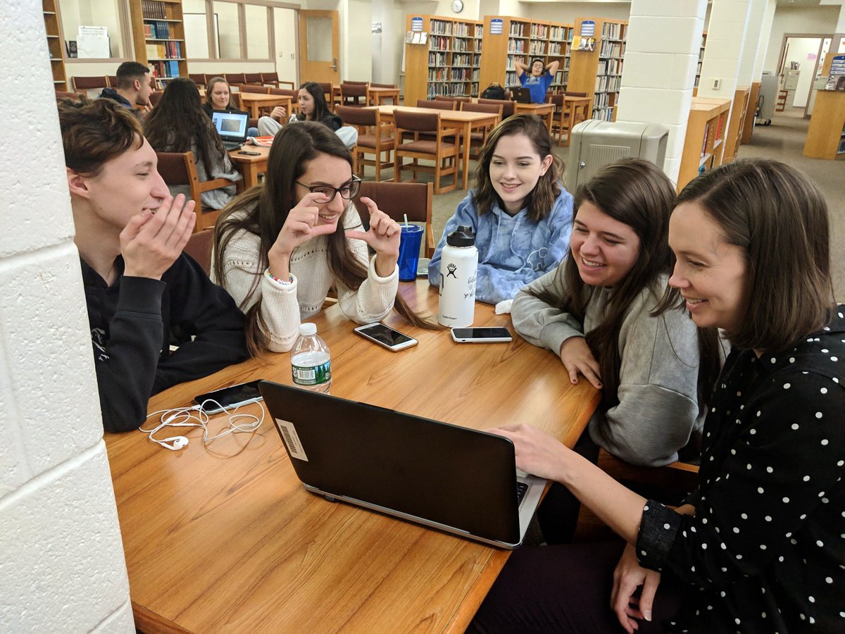 MNEAonline's tweet image. Our high school librarian, Jackie Pino, leading MN&apos;s Hour of Code in the library.

#mnea #tigerpride #HourOfCodeInPA #HourofCode