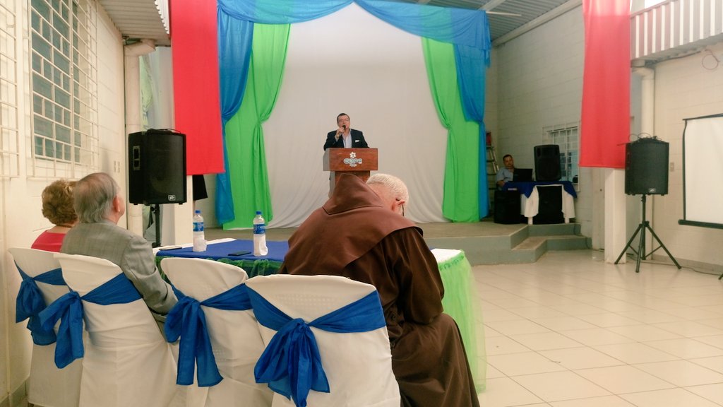 agapeelsalvador's tweet photo. #EnDesarrollo:
En el marco de la #FeriaDeLogros esta mañana en @ESFE_AGAPE se realiza la inauguración del aula donada por el Lic. Oscar Portillo, Presidente de @GrupoFertica https://t.co/UGJoufeGrz