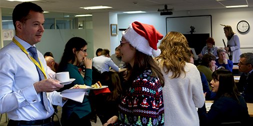 WalesAudit's tweet image. Diolch yn fawr i gaffi cymunedol @MissTilleys y am eu hymweliad amser cinio heddiw, a drefnwyd gan y staff ar gyfer eu digwyddiad Nadolig i godi arian. Mae gennym hefyd gerddorion talentog yn gweithio yma – Diolch am yr alawon #coffi #teisen #codiarian