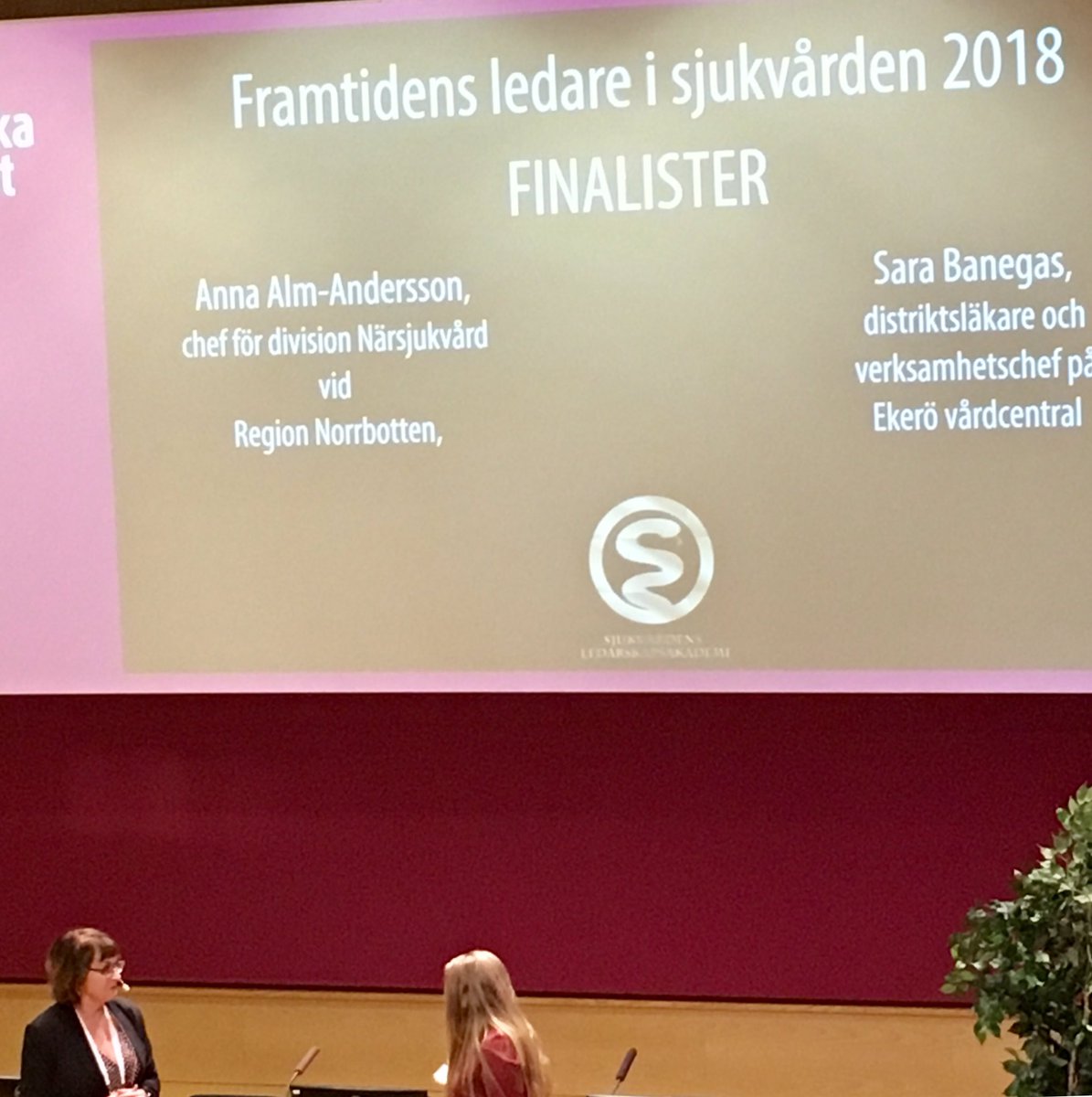 BMrck's tweet photo. Vinnare av årets Ledarskapspris går till Anna Alm-Andersson Prisutdelare sjukhusdir Ann-Marie Wennberg @sahlgrenska #ledarskapsdag2018 https://t.co/SMawoM3yzA