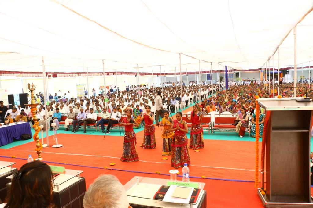 CollectorGnr's tweet photo. #Gandhinagar ના અમરાપુર ખાતે #WorldSoilDay નિમિત્તે દ્વિદિવસીય કૃષિ મેળાનુ આયોજન થયુ. જેમાં પ્રગતિશીલ ખેડૂતોએ અનુભવો રજૂ કર્યા તેમજ મહાનુભાવોના હસ્તે વિવિધ એવોર્ડનું વિતરણ કરાયુ.આ પ્રસંગે અધિકારીઓ સહિત મોટી સંખ્યામા ગ્રામજનો ઉપસ્થિત રહ્યા @CMOGuj @pkumarias @LetsTalkGujarat https://t.co/xa5zGhZBY5