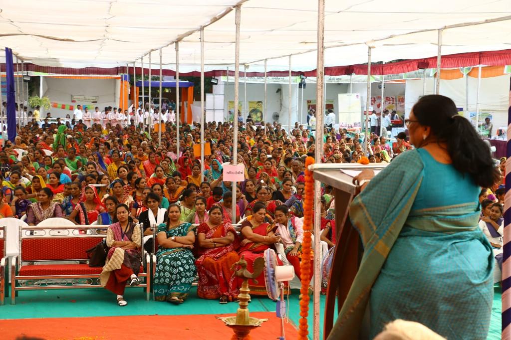 CollectorGnr's tweet photo. #Gandhinagar ના અમરાપુર ખાતે #WorldSoilDay નિમિત્તે દ્વિદિવસીય કૃષિ મેળાનુ આયોજન થયુ. જેમાં પ્રગતિશીલ ખેડૂતોએ અનુભવો રજૂ કર્યા તેમજ મહાનુભાવોના હસ્તે વિવિધ એવોર્ડનું વિતરણ કરાયુ.આ પ્રસંગે અધિકારીઓ સહિત મોટી સંખ્યામા ગ્રામજનો ઉપસ્થિત રહ્યા @CMOGuj @pkumarias @LetsTalkGujarat https://t.co/xa5zGhZBY5