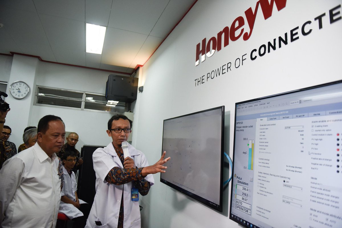 HON_Citizenship's tweet photo. H.E. Muhammad Nasir, Indonesia’s minister of research, technology and higher education, tours the new Honeywell Technology Lab @UGMYogyakarta, and a student tests the VR HoloLens equipment that helps enhance design capabilities. https://t.co/0QrS50HNoS
