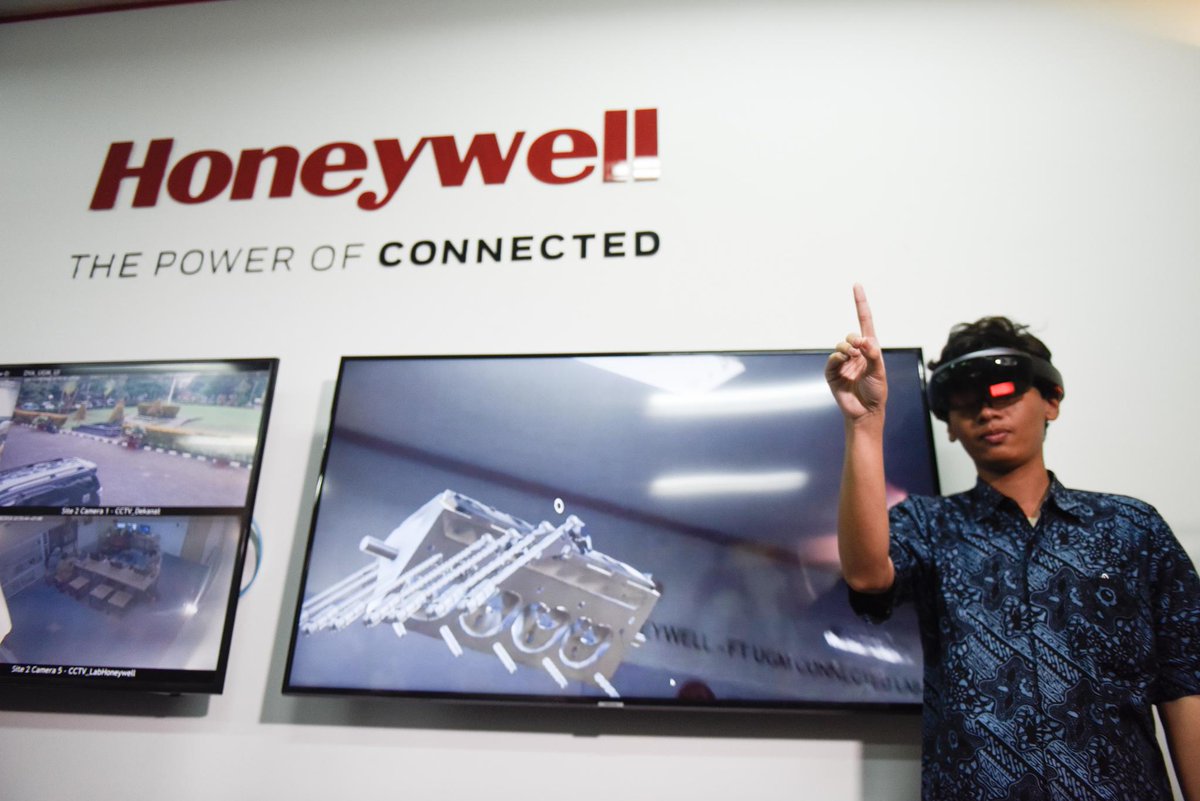 H.E. Muhammad Nasir, Indonesia’s minister of research, technology and higher education, tours the new Honeywell Technology Lab <a href="/UGMYogyakarta/">UGM</a>, and a student tests the VR HoloLens equipment that helps enhance design capabilities.