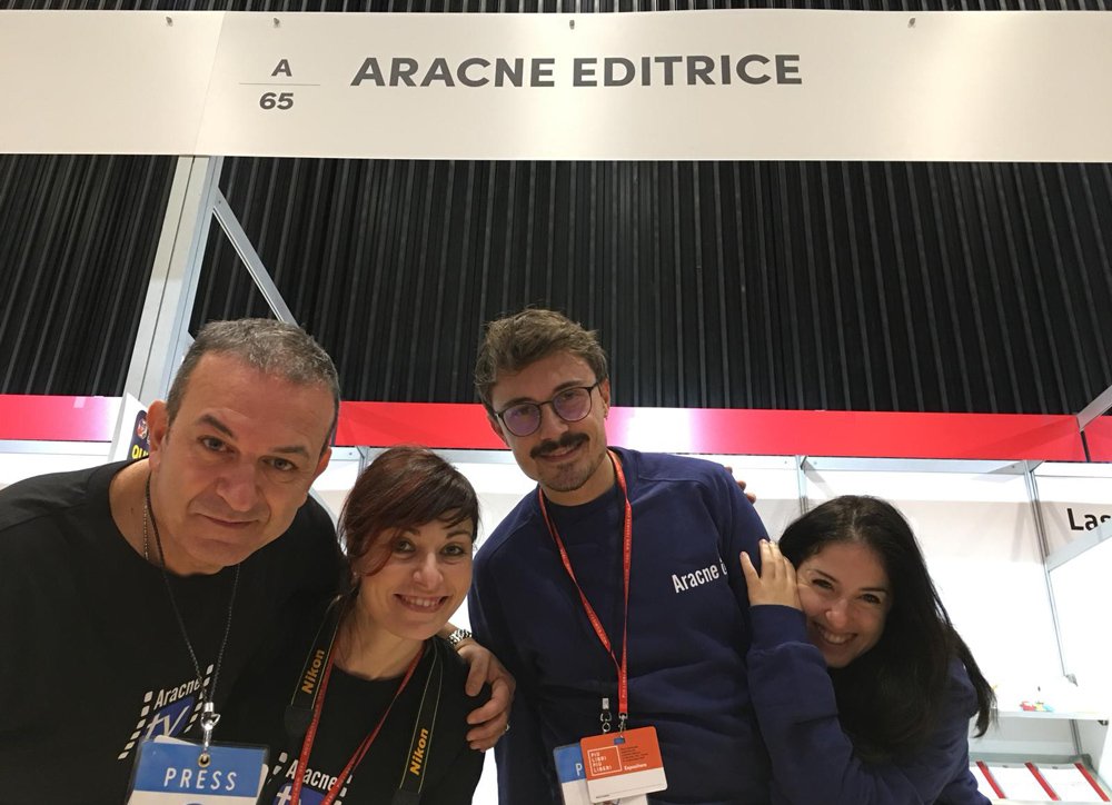 Lo staff di #AracneTv a lavoro nella nuvola. Vieni a trovarci presso lo stand A65 di @piulibri18 #piulibri18