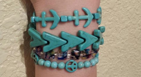 Looking for #DIY #giftideas this #Christmas? Check out these stretchy #bracelets! Easy to make and great to give. 
sewmuchcraftiness.com/beaded-stretch…