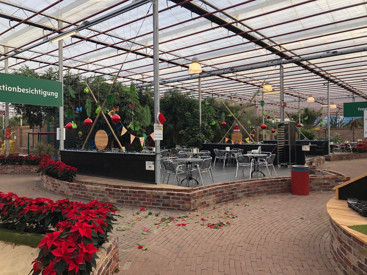 Ich war gestern mit der <a href="/IHK_OS_EL_GB/">IHK OS-EL-GB</a> unterwegs in der Region und habe u.a. die @Emsflower GmbH in Emsbüren besucht - das größte Gartenbauunternehmen Europas. Sehr beeindruckendes Familienunternehmen. Marktführer made in Weser-Ems! 👍