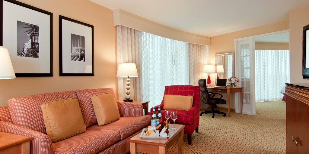 Marriott_Suites's tweet image. Did you know that all of our accommodations are spacious full-service suites? And, that each one has a living area, refrigerator, coffee/tea maker &amp;amp; separate bedroom? Here's more about them so that you can choose your favorite! #anaheim #wheretoday #hotels bit.ly/2E4MuHf