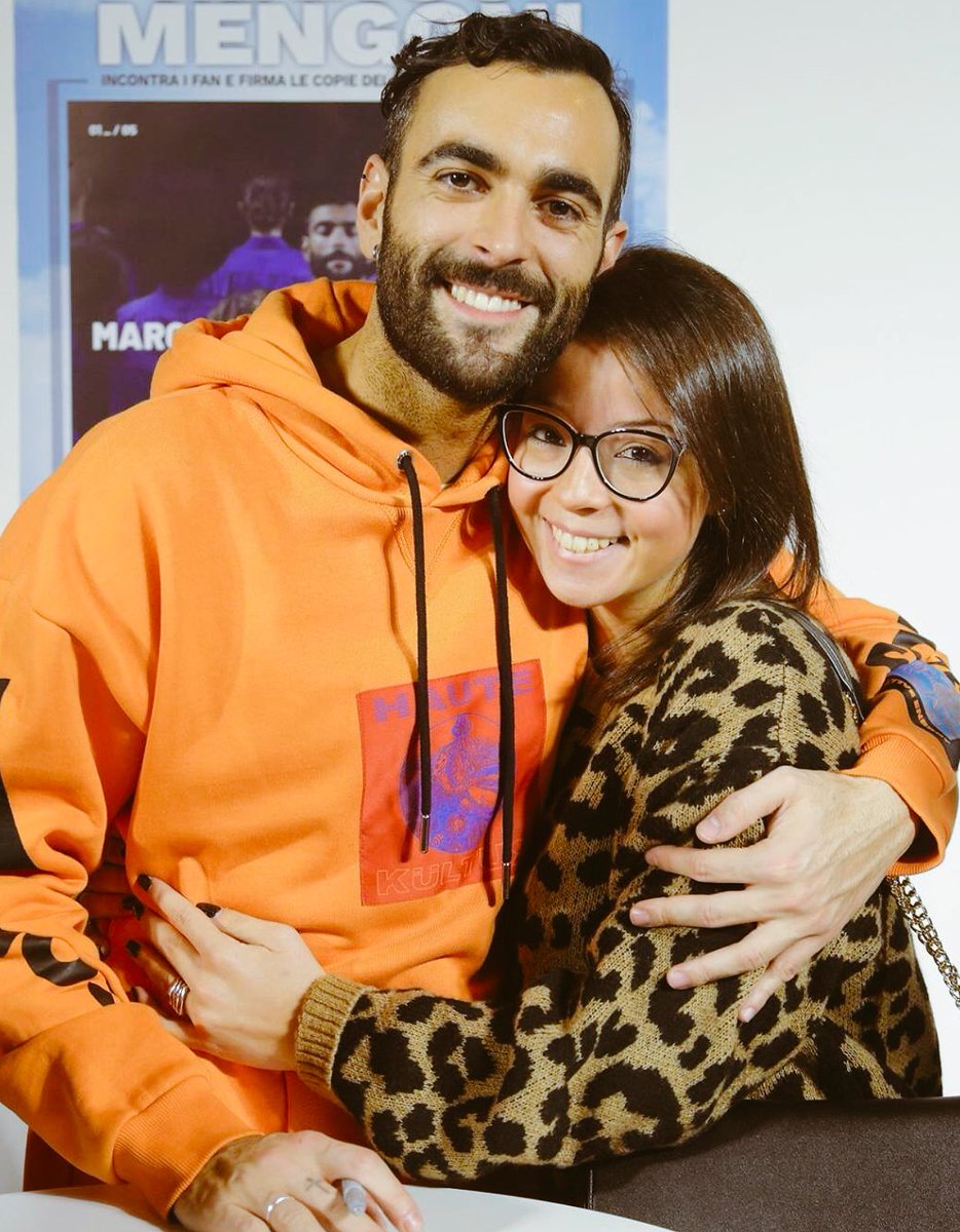 94RobyOf's tweet photo. •Hola Hola. Se in quella notte c'eri tu. E tu che mi tiravi su con dei film stupidi•🥰🧸 #MarcoMengoni #ATLANTICOinstore #ATLANTICO #8gallery #torino #HOLA https://t.co/oMkE5hbevg