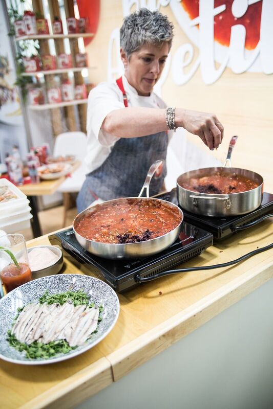pomi_us's tweet photo. Throwback to chef Jennifer Cox cooking up spicy shrimp puttanesca with our Chopped Tomatoes at @Star_Chefs. Who's hungry right now? We have the perfect shrimp #recipe that you'll make again and again 🍤🍅👉 https://t.co/UmKhDw1DUO https://t.co/hES4YPOuuF