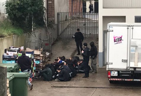 Selon Vous de quel dictature Émane cette Photo ?
Chine
Russie
Corée du Nord
Syrie
......
Ah bah Nan c’est en France dans notre belle démocratie que nos lycee pose assis par terre les mains sur la tête... Mantes La Jolie