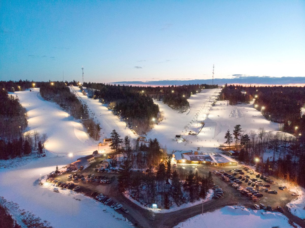 MountPakenham's tweet photo. 1/2 New this season! ALL of our lights for night skiing &amp; boarding have been switched to brighter, low-energy LED lights! We are open from 9am-9pm this coming Saturday Dec 8th with our first 2-for-1 DATE NIGHT. Come "ski" for yourself ;). https://t.co/tJ6KahKpDN