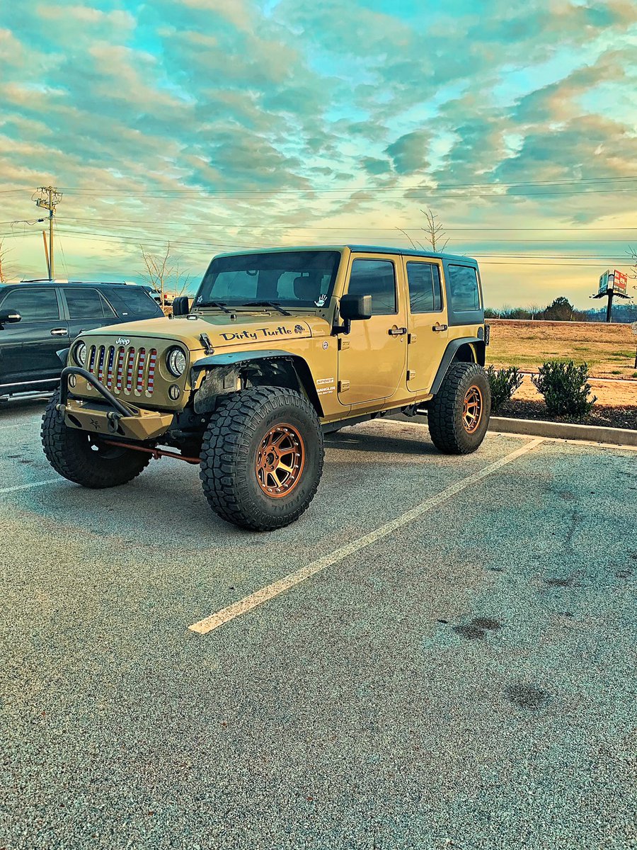 Jeep_tv_'s tweet photo. Dirty Turtle 🐢 @ one of our favorite places.... Getting the T-stat replaced 😕. No time for me to do it myself....  #jeep @TireDiscounters @JeepsGreen https://t.co/35vtrpGb7L