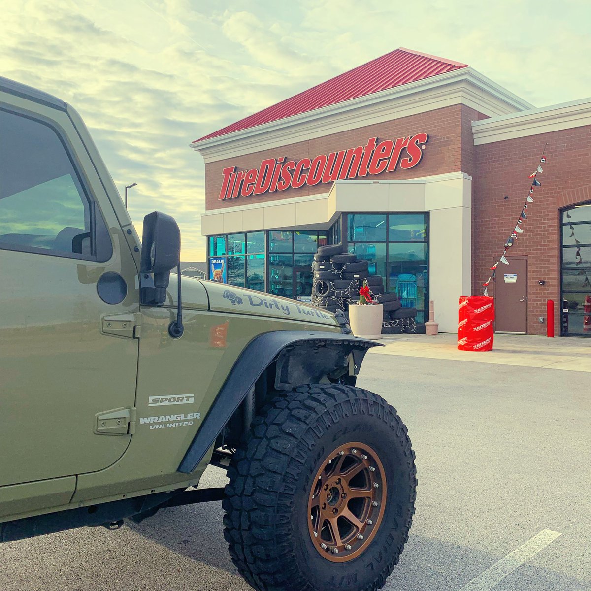 Jeep_tv_'s tweet photo. Dirty Turtle 🐢 @ one of our favorite places.... Getting the T-stat replaced 😕. No time for me to do it myself....  #jeep @TireDiscounters @JeepsGreen https://t.co/35vtrpGb7L