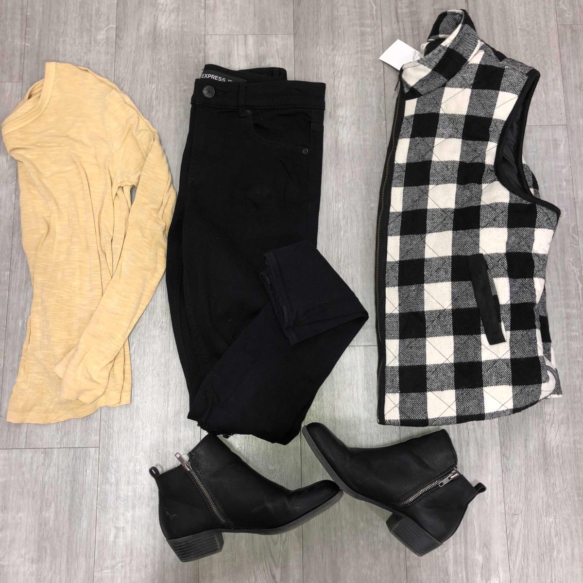 platosankeny's tweet image. Vests are perfect for layering! Stop in and check out our light outerwear section for more vests like this one 🤗❄️
.
.
.
#platoscloset #ootd #layeringseason #ankenyiowa #desmoines #gentlyused