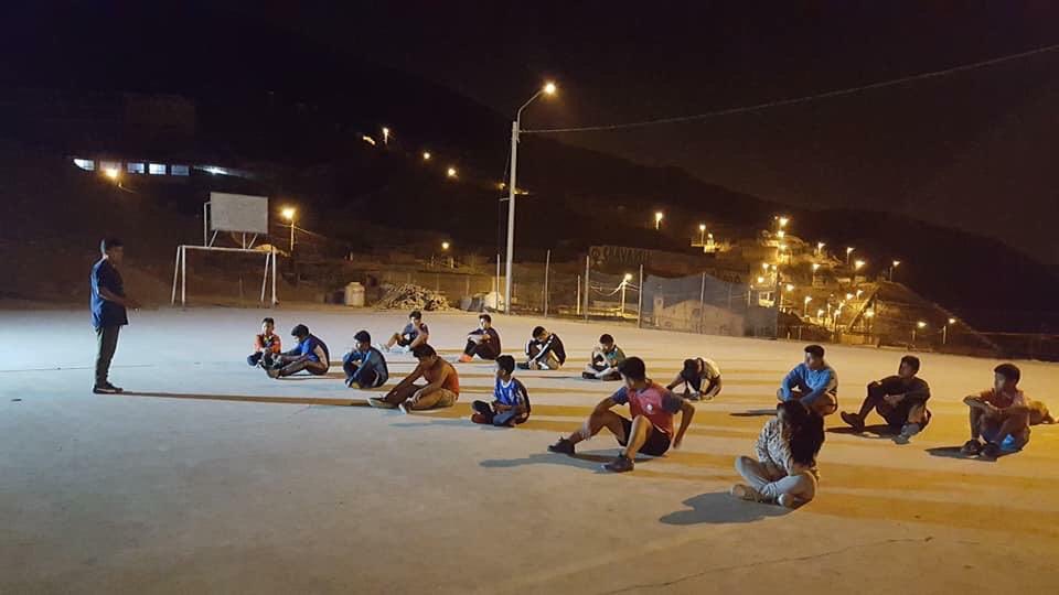 MCCAPERU's tweet photo. Hoy uno de los chicos trajo a dos amigos invitados, a ellos les toma 25 minutos llegar, es muy gratificante ver cómo ellos también están compartiendo y respondiendo a cada enseñanza.

#MCCAPERÚ #JICAMARCA #ADOLESCENTES #MISIONES https://t.co/ks9QZzuV9o