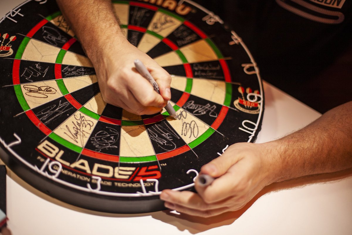 NorfolkLord's tweet photo. Hold on to your hats 🎩
It's going to be a Legends #Darts 2019 extravaganza @Pontins #Southport #Brean #CanverSands in May, June &amp; July. 3 night Weekend specials on sale soon. Featuring @KDeller138 @ColinJawsLloyd @BULLYBULLY170 @Russ180 @Miss_Poulton Roll on summer 2019 🎯🎯 https://t.co/wj2jMnrmxD