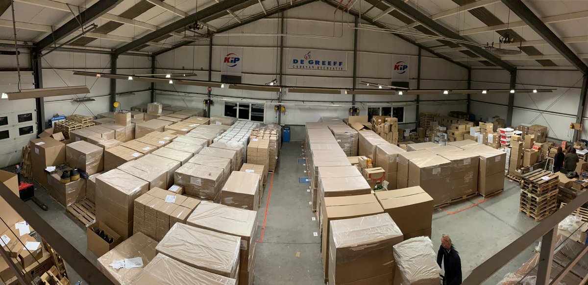 MHvWagensveld's tweet photo. Nog 14 dagen tot kerst... Vanavond dan ook even overwerken met de #Complementair Premiums & Gifts familie om de eerste grote zendingen via Van #Eck #Transport te versturen! #Kerst #pakketten https://t.co/INo6anC38g