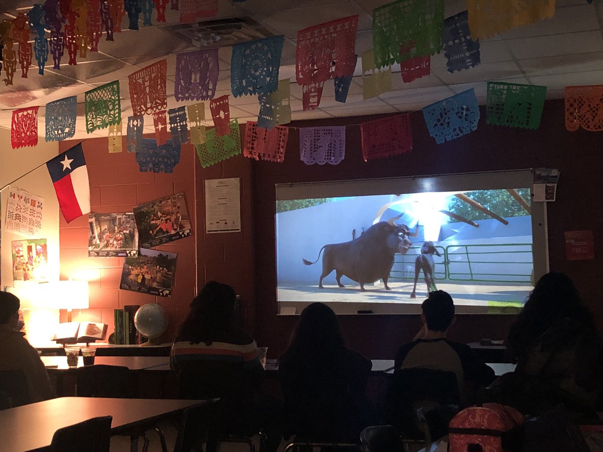 Movie time with the THS Spanish Club 🍿🎥