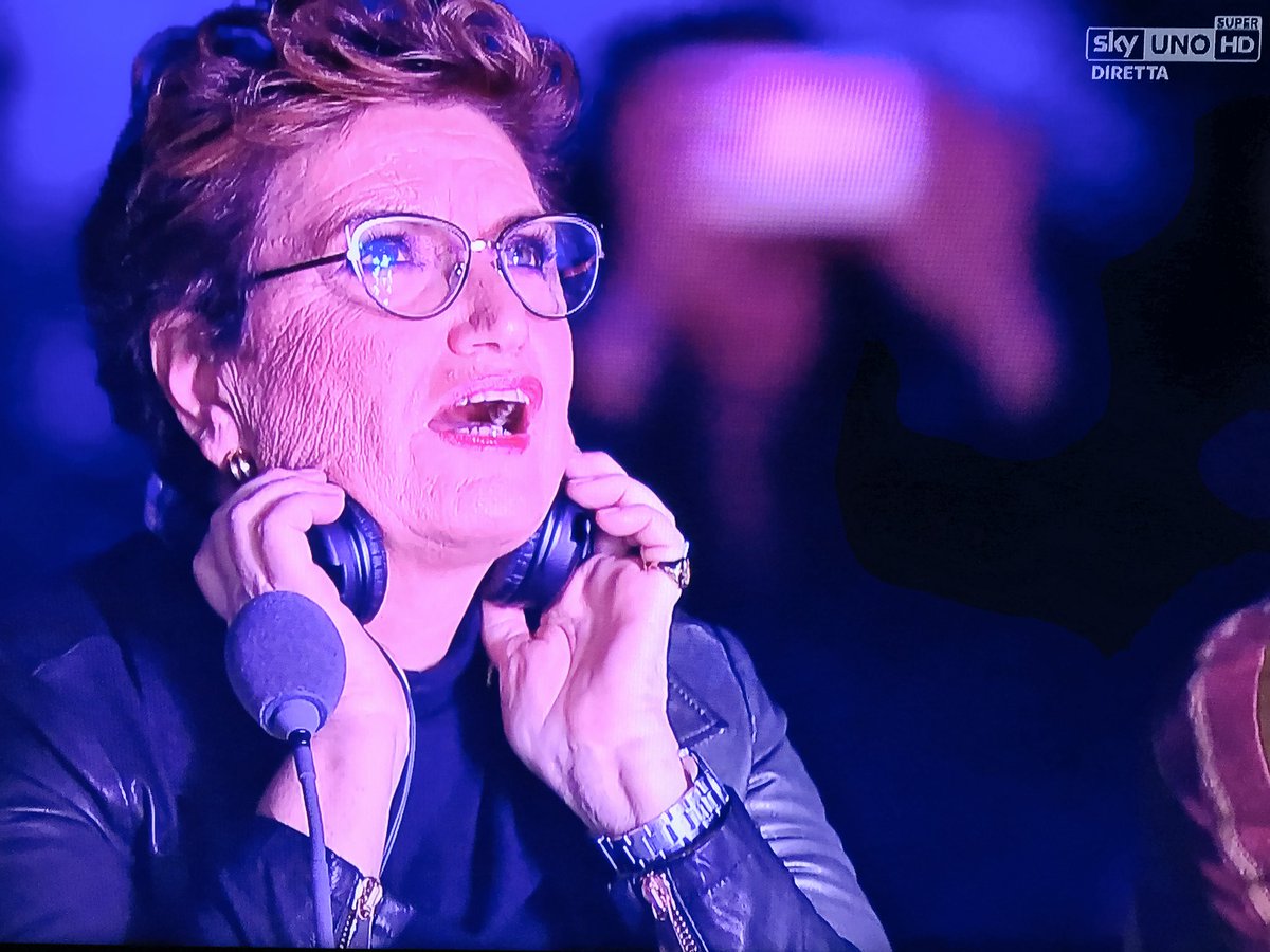 LauraC__16's tweet photo. IO OGNI VOLTA CHE SI ESIBISCE ANASTASIO. 
#XF12 https://t.co/uFssNzv6CF