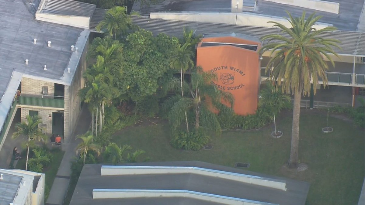 Student arrested after bringing gun to South Miami Middle School bit.ly/2QH3VnK?utm_so… https://t.co/4hnGrRE51k