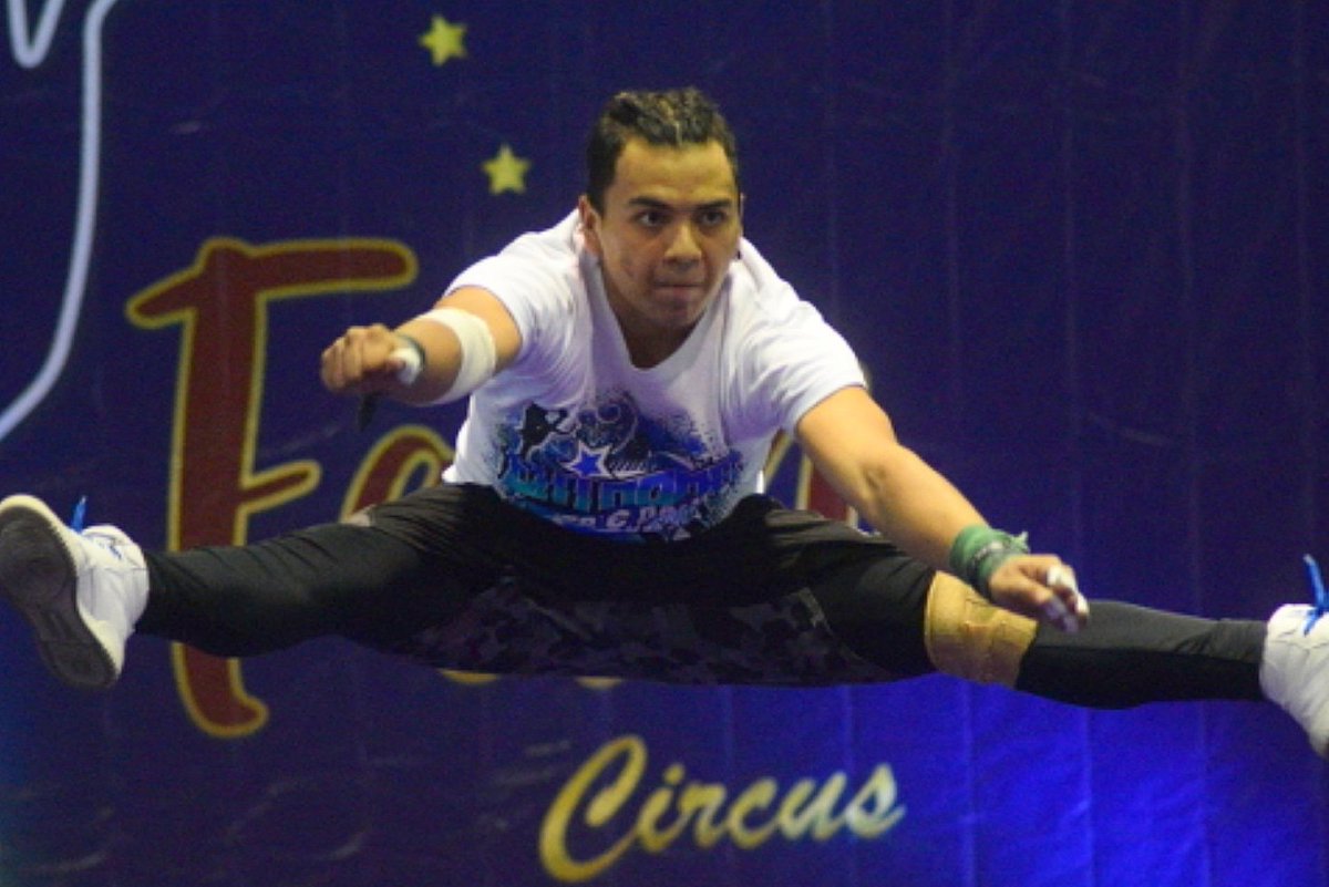 ExtremeCyD's tweet photo. Para llegar a la cima no hay que superar a los demás, hay que superarse a uno mismo.

#Jump #ToeTouch #Cheerleader https://t.co/VQtptQ8eTD