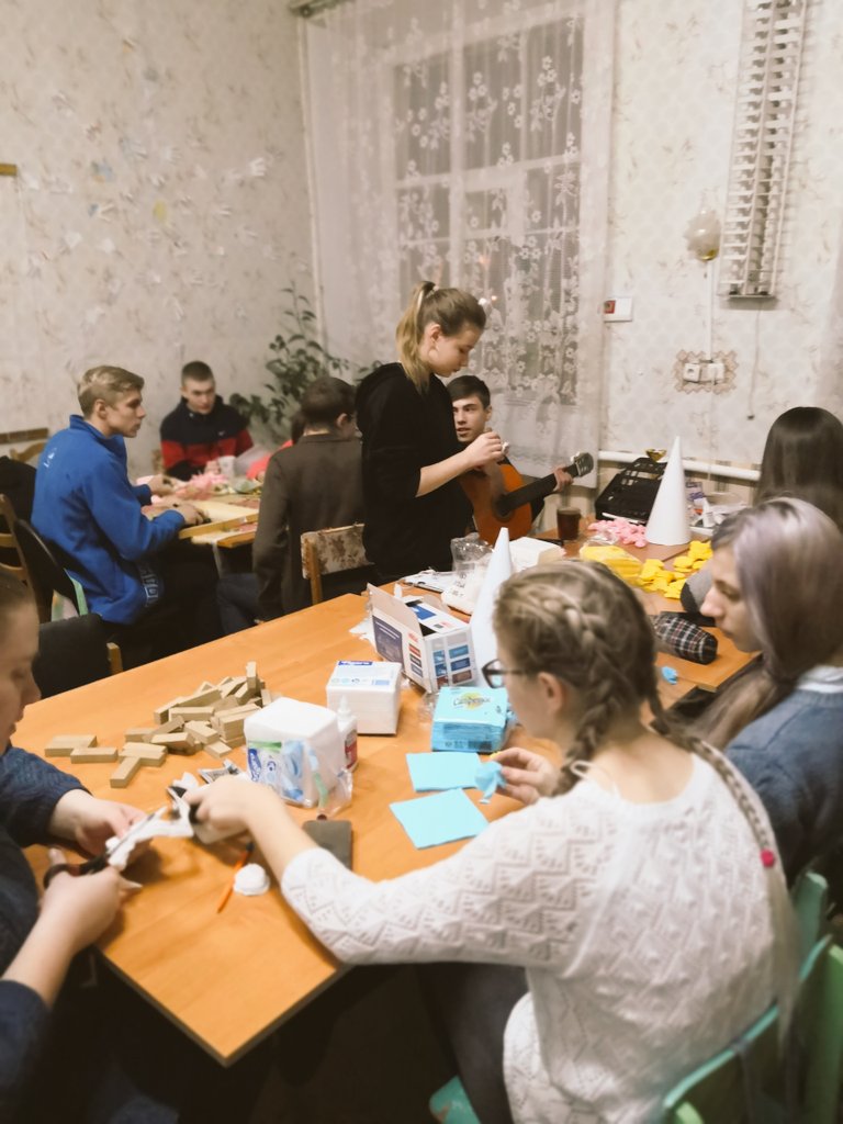 Venevmolodezh1's tweet photo. ВО"Лучик доброты" . (ВДЮЦ). Подготовка к Новому году. Изготовление елочек https://t.co/B1jgO5kosa