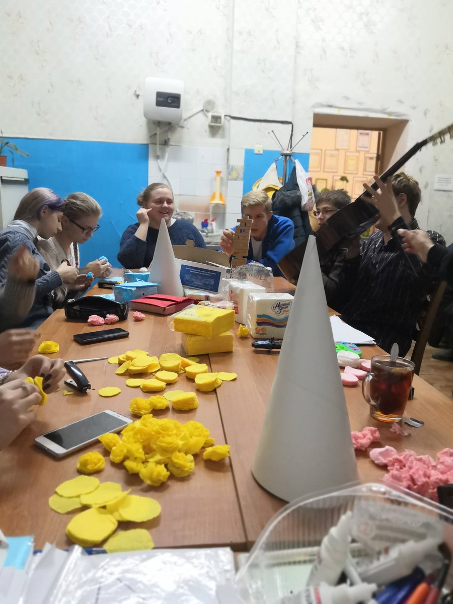 Venevmolodezh1's tweet photo. ВО"Лучик доброты" . (ВДЮЦ). Подготовка к Новому году. Изготовление елочек https://t.co/B1jgO5kosa