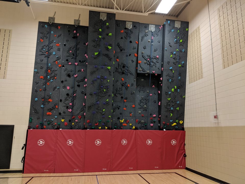 PlayCoreNews's tweet photo. @EverlastClimb installed a 24’x24’ Magna Top Rope wall at Century Middle School. With the #climbing wall they were able to expand their existing program. They chose Everlast because they offer turnkey services and they appreciated the products and safety features. #PlayCoreFamily https://t.co/DbSYCTyvEk