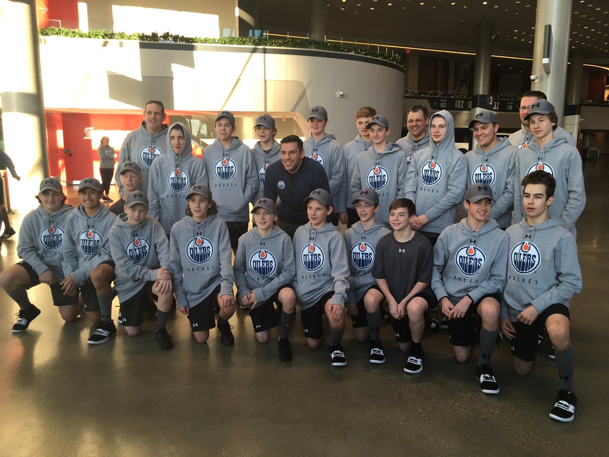 RaidersBears's tweet photo. So cool to run into  @27MilanLucic at #StormTheCentre‼️Thanks so much for making time to connect with the boys &amp; make their day extra extra special! #greatguy #meetingthepros #traininglikeapro #chasingdreams #gobears #raiderpride https://t.co/ytZUPsR58n