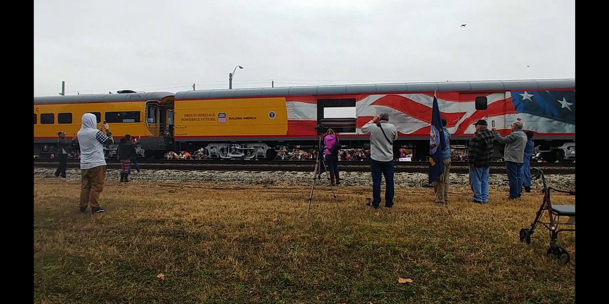 TXCapCityCurler's tweet photo. Late President George H. W. Bush passes thru Magnolia, Texas enroute to his final resting place in College Station, Texas. #4141 #Usnav #Remembering41 #UnionPacific @UnionPacific #GHWB https://t.co/HAfl47KJpJ