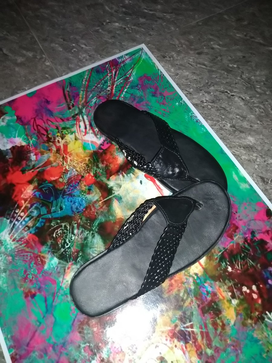 ielIdris's tweet photo. It's IMPORTANTER to buy this Handmade super comfy leather footwear because it is CHEAP. 

#elidriscreations #elidrisfootwear #everythingintact https://t.co/wUpULZro7W