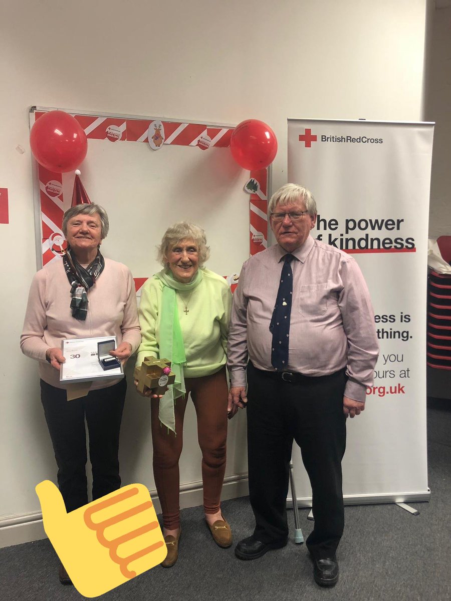 KerryThreadgill's tweet photo. Jane (left) picked up her 30 year badge as well as a #Foscar for our #Hoylake #Fundraising group! Huge thank you to Jane, Marjorie &amp; Ronn for all they do! 👍🎖🌟#Merrymas #RedCross #Liverpool @RedCrossNorth https://t.co/AuuJV6SgVI