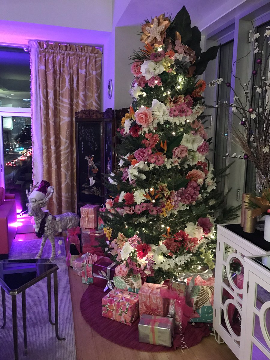 ElkusManfredi's tweet photo. A group of twelve Elkus Manfredi designers donated their time to decorate one of the houses for @CatholicCharitiesBos's 28th Annual Labouré Center Christmas House Tour, which took place this past weekend. #ElkusManfrediPeople #DeckTheHalls #GivingBack https://t.co/V9PPp1kP1l